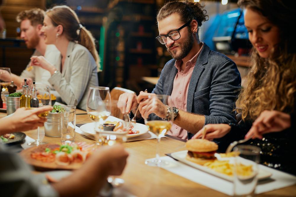 Amis au restaurant